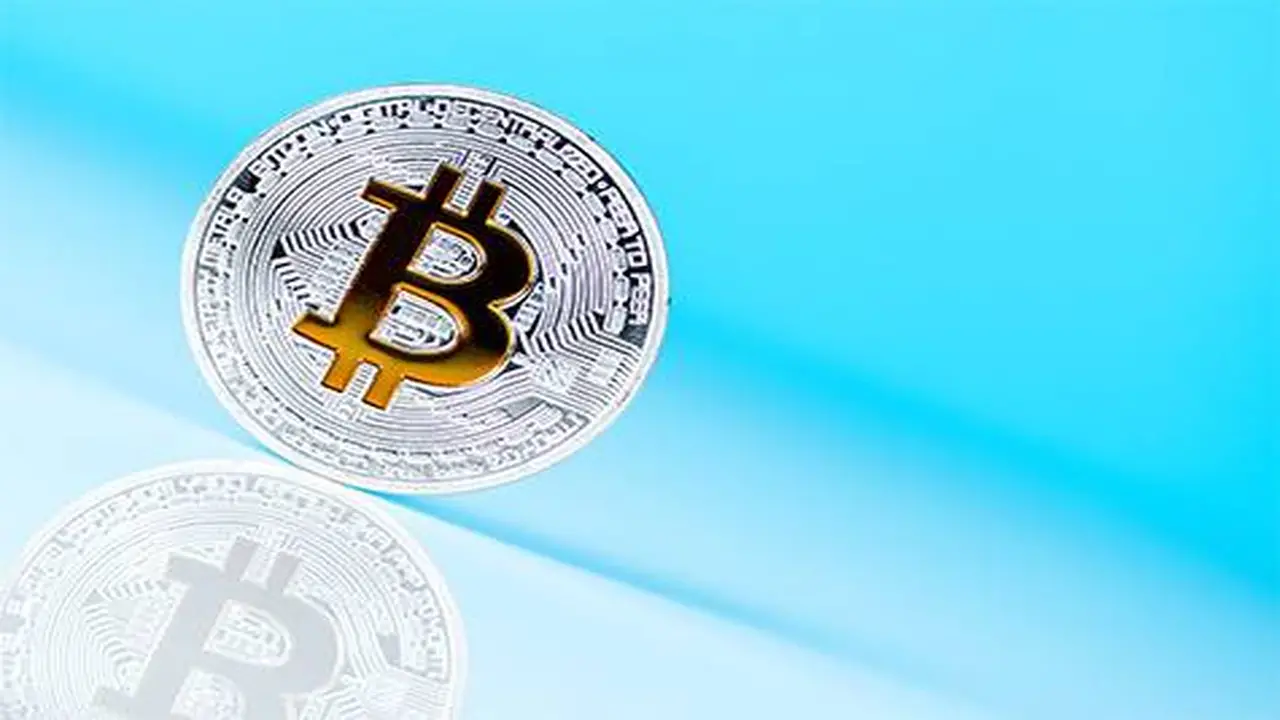تراجع حاد.. أسعار البيتكوين تضل طريقها وسط ترقب لتشريعات أمريكية جديدة